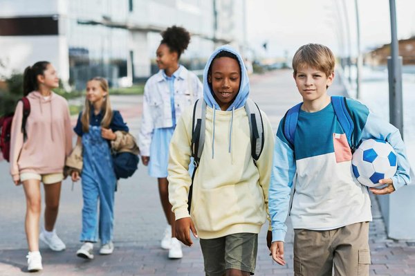 Comment choisir des produits de soins adaptés aux adolescents pour éviter l'acné?